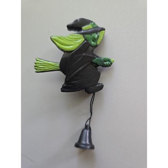 VTG Halloween Plastic Broom Flying Witch Pull String Action Pin-Ons PB146 - Picture 1 of 4